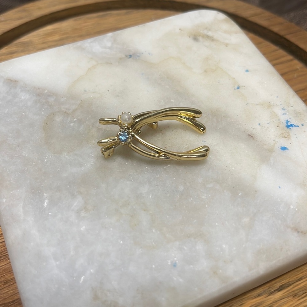 Brooch blue and pearl stone gold